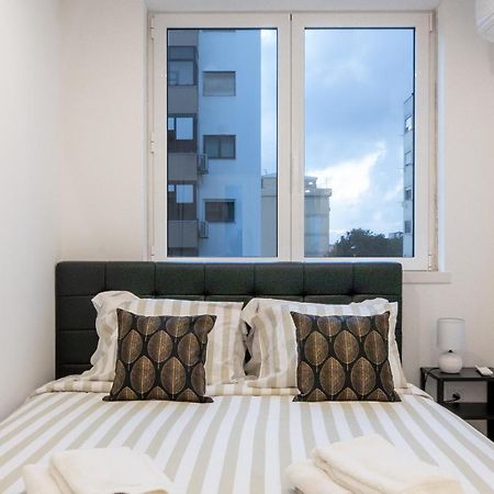 Stylish Apartment W/ River View By Lovelystay Оейраш Екстериор снимка