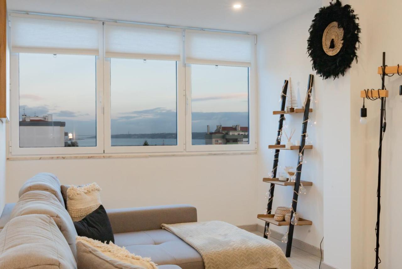 Stylish Apartment W/ River View By Lovelystay Оейраш Екстериор снимка