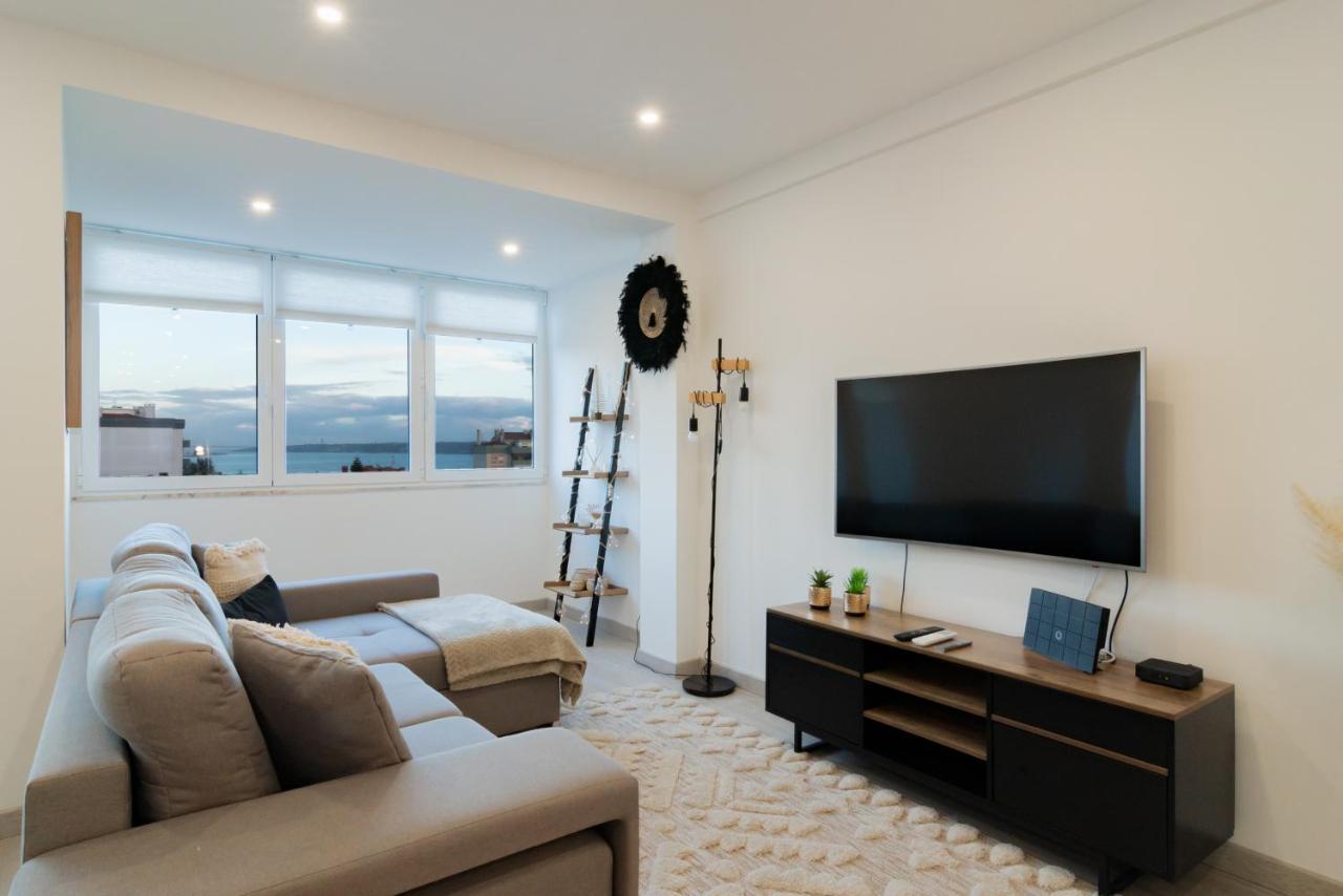 Stylish Apartment W/ River View By Lovelystay Оейраш Екстериор снимка